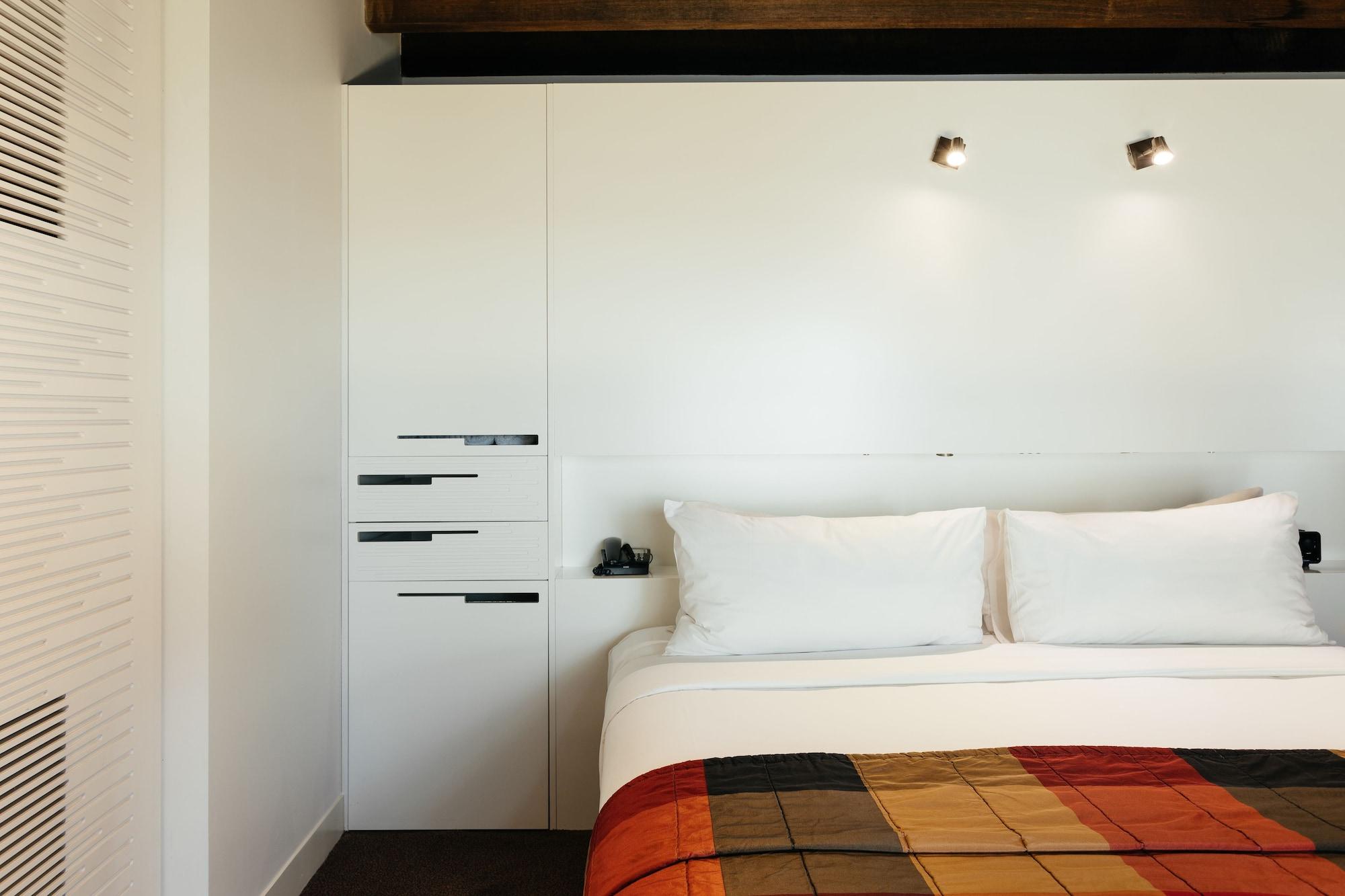 The Henry Jones Art Hotel Hobart Exterior foto A bedroom at the hotel