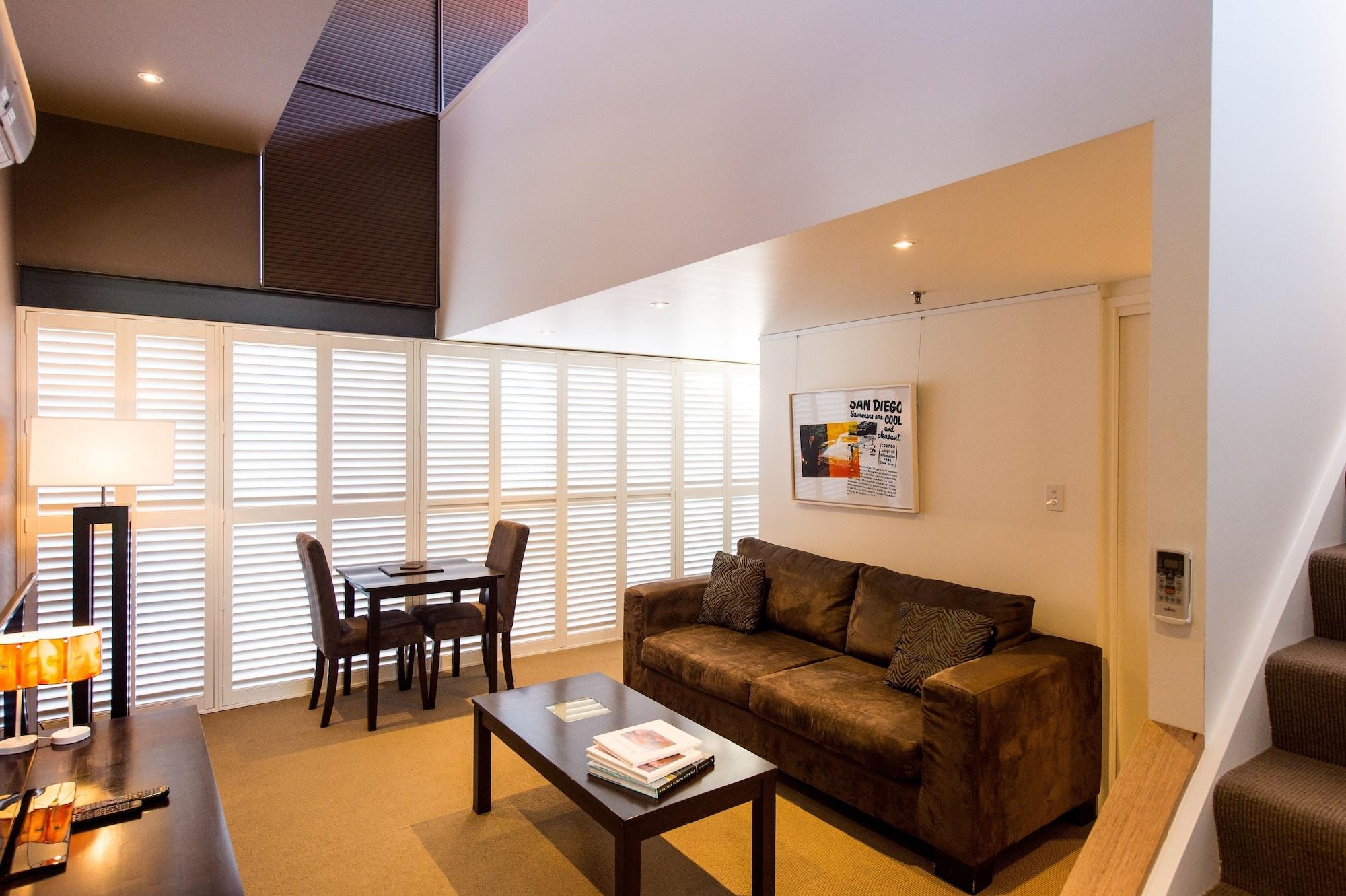 The Henry Jones Art Hotel Hobart Exterior foto A living room in a typical apartment