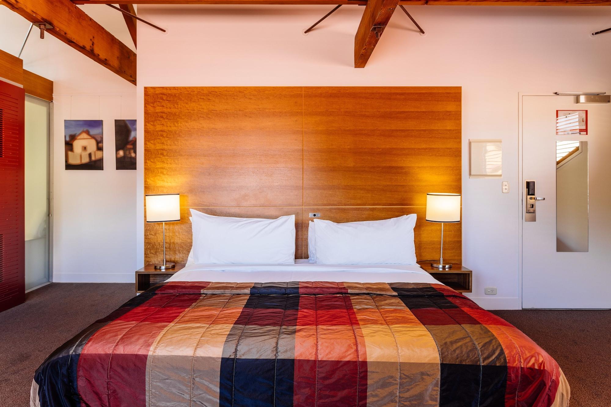 The Henry Jones Art Hotel Hobart Exterior foto A bedroom at the hotel