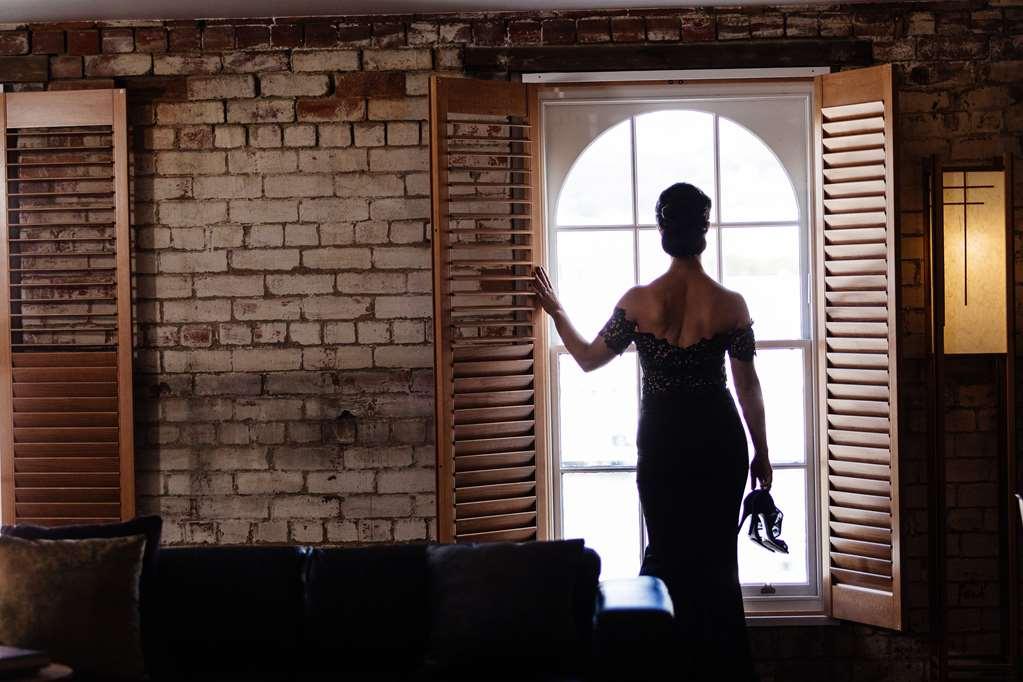 The Henry Jones Art Hotel Hobart Servicios foto A woman in a dress