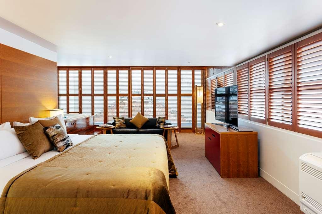The Henry Jones Art Hotel Hobart Habitación foto A bedroom at the hotel