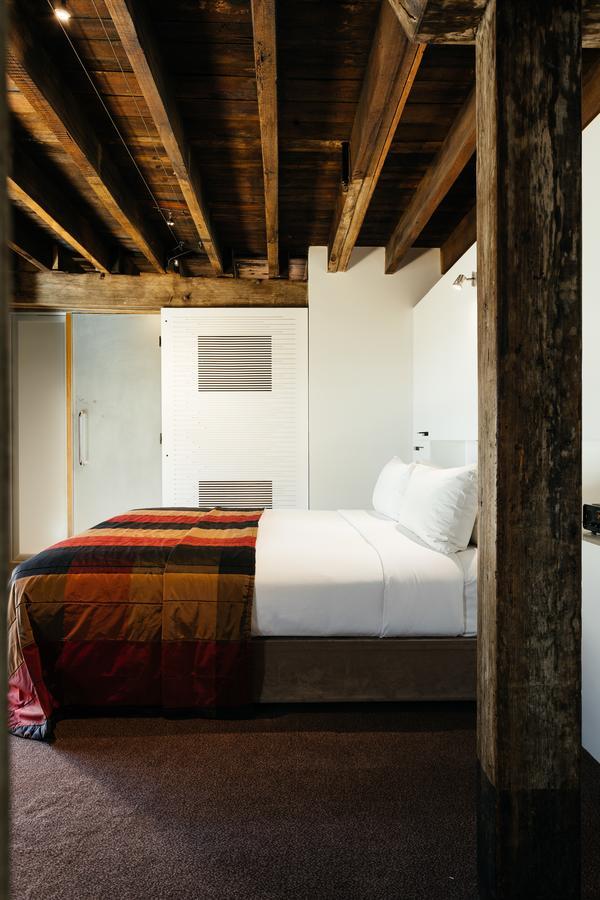 The Henry Jones Art Hotel Hobart Exterior foto A room at the hotel