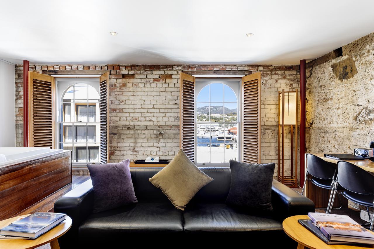 The Henry Jones Art Hotel Hobart Exterior foto The interior of a suite at the hotel
