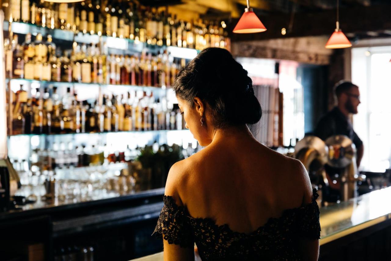 The Henry Jones Art Hotel Hobart Exterior foto A woman at a bar