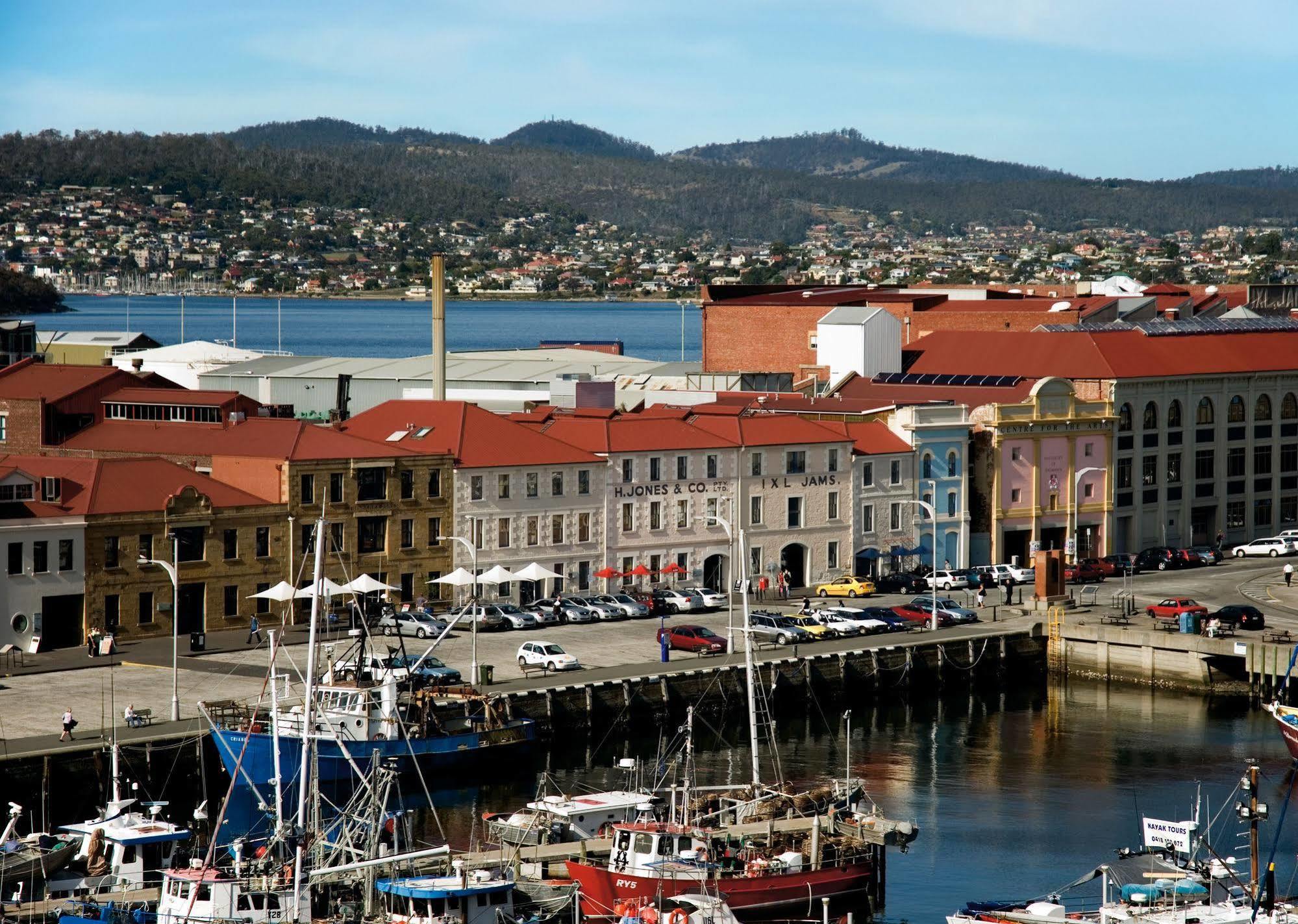 The Henry Jones Art Hotel Hobart Exterior foto The battery, with the city in the background